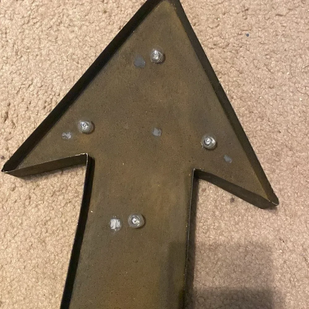 Vintage-Style LED Arrow Marquee Sign - Rustic Metal Lighted Wall Decor